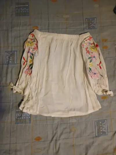 Blusa blanca con bordado floral en mangas - miniatura 1