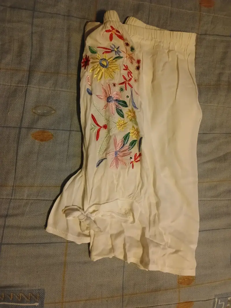 Blusa blanca con bordado floral en mangas - 2