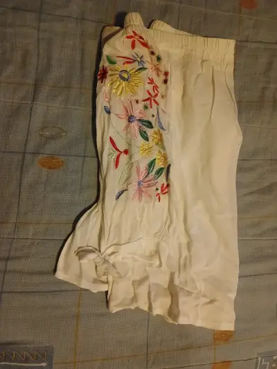 Blusa blanca con bordado floral en mangas - miniatura 2