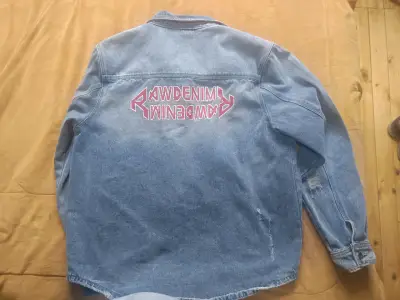 Chaqueta de mezclilla con diseño desgastado - miniatura 2
