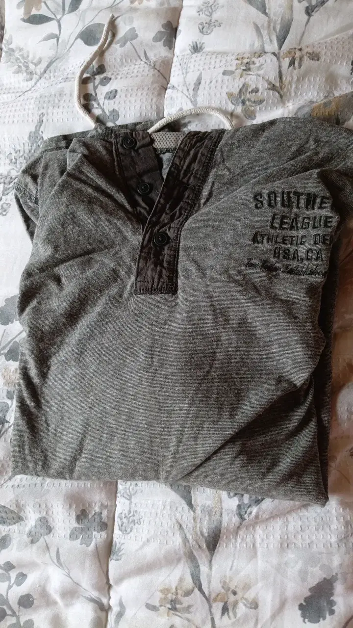 Polera gris con botones estilo casual
