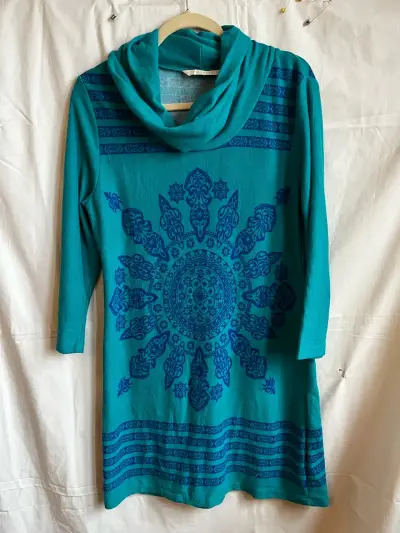 Vestido de lana turquesa con diseño mandala - miniatura 1