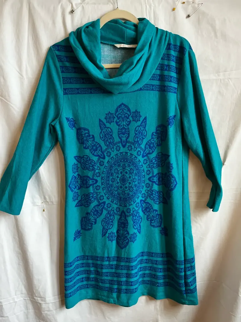 Vestido de lana turquesa con diseño mandala - 2