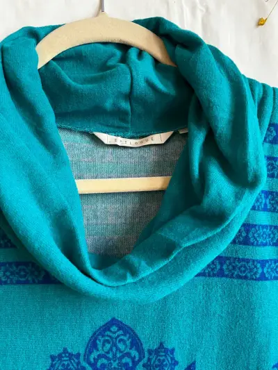 Vestido de lana turquesa con diseño mandala - miniatura 3