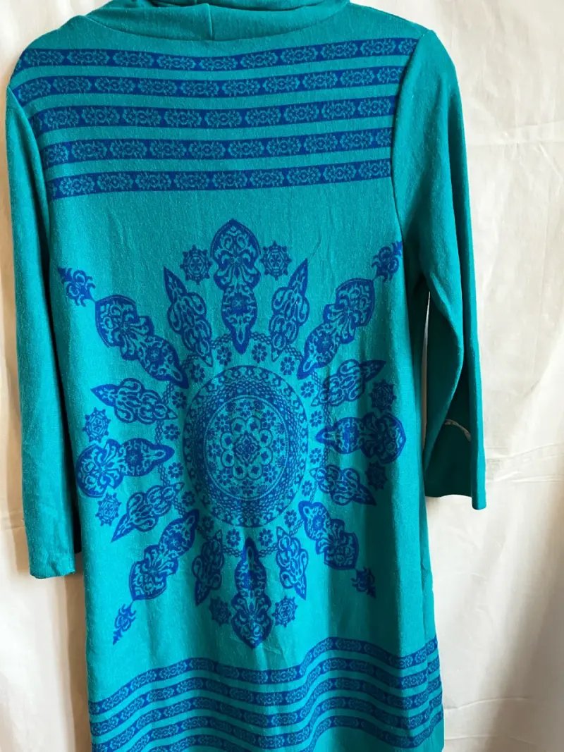 Vestido de lana turquesa con diseño mandala - 4