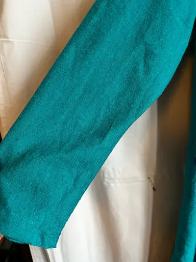 Vestido de lana turquesa con diseño mandala - miniatura 5