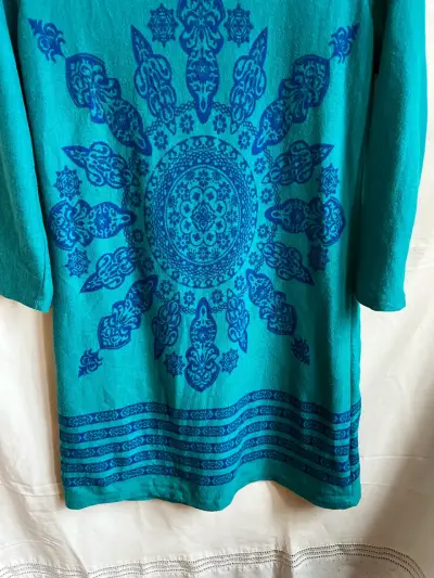 Vestido de lana turquesa con diseño mandala - miniatura 6
