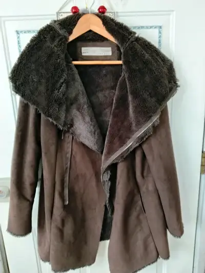Abrigo de mujer marrón con cuello de piel Zara - miniatura 5