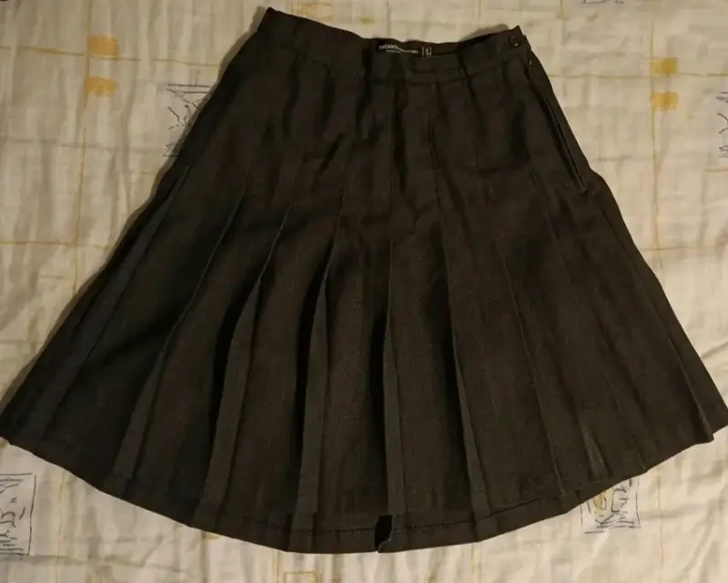 Falda negra plisada semi larga para mujer - 1
