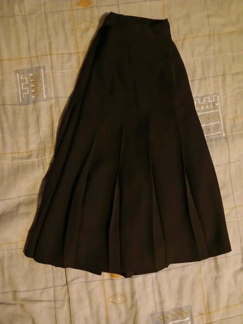 Falda negra plisada semi larga para mujer - 2