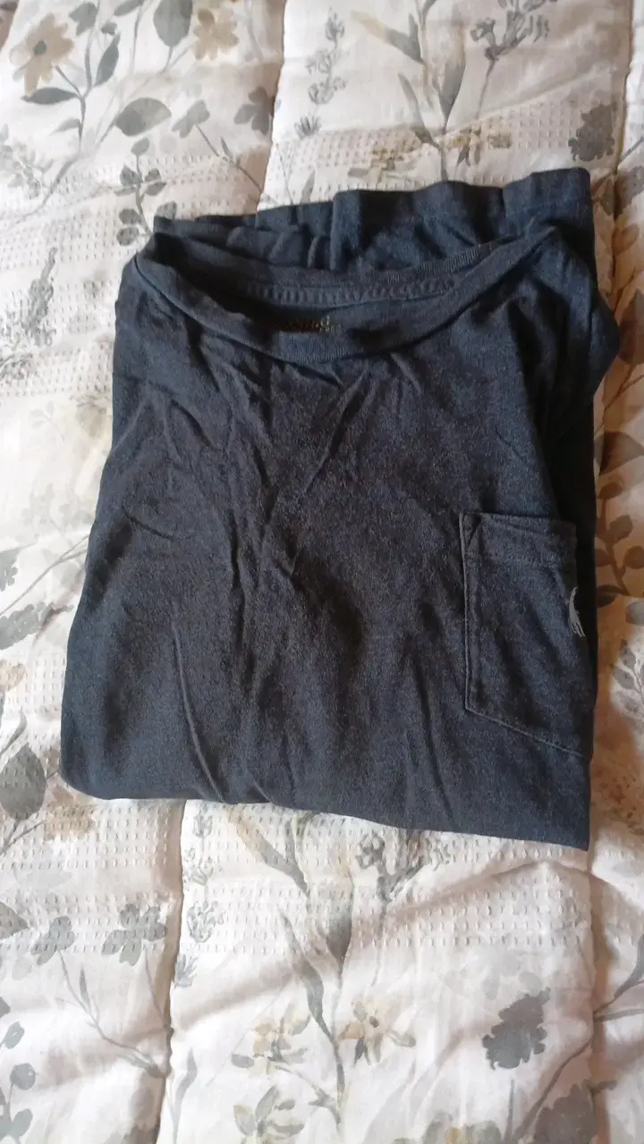 Polera negra con bolsillo delantero