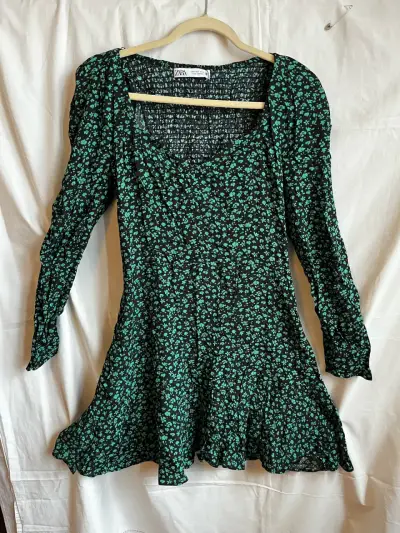 Vestido floral verde de Zara con mangas largas - miniatura 1