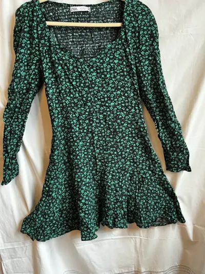 Vestido floral verde de Zara con mangas largas - miniatura 4