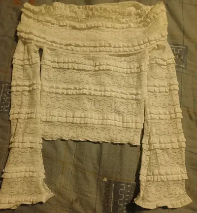 Blusa de encaje blanco con hombros descubiertos - miniatura 1