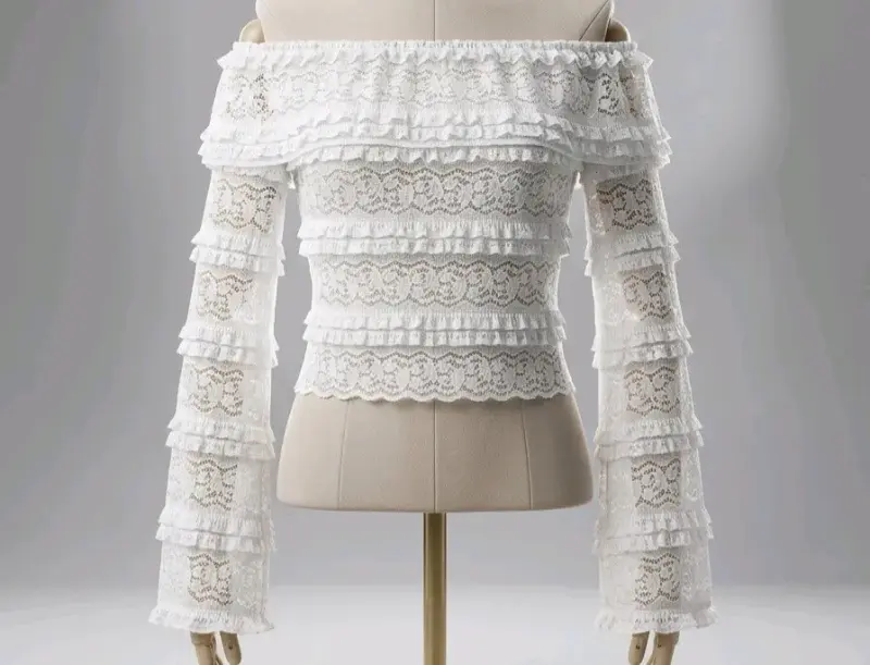 Blusa de encaje blanco con hombros descubiertos - 2