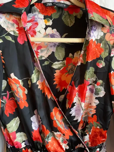 Vestido floral cruzado Zara de manga larga - miniatura 2