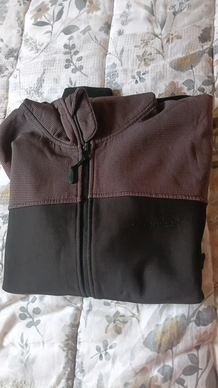 Chaqueta deportiva con capucha para hombre