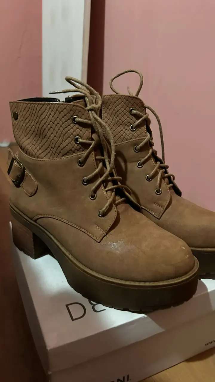 Botines de cuero marrón con tacón Detogni
