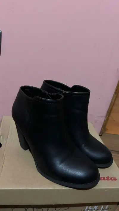 Botines de cuero negro Bata con tacón - miniatura 1