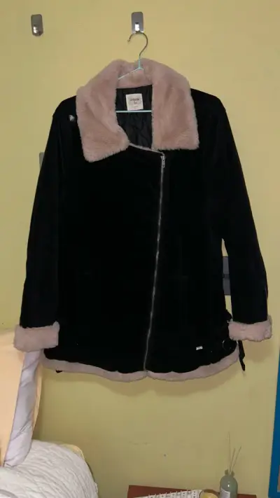 Chaqueta de mujer negra con forro de piel sintética - miniatura 1