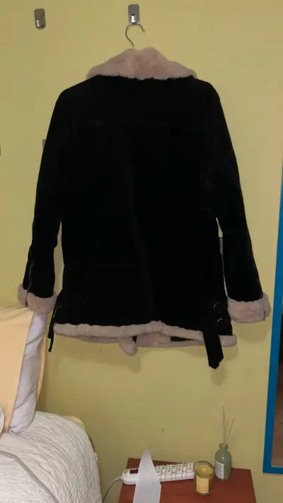 Chaqueta de mujer negra con forro de piel sintética - miniatura 3