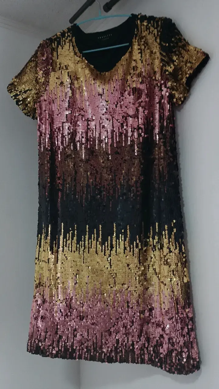 Vestido de lentejuelas dorado y rosa