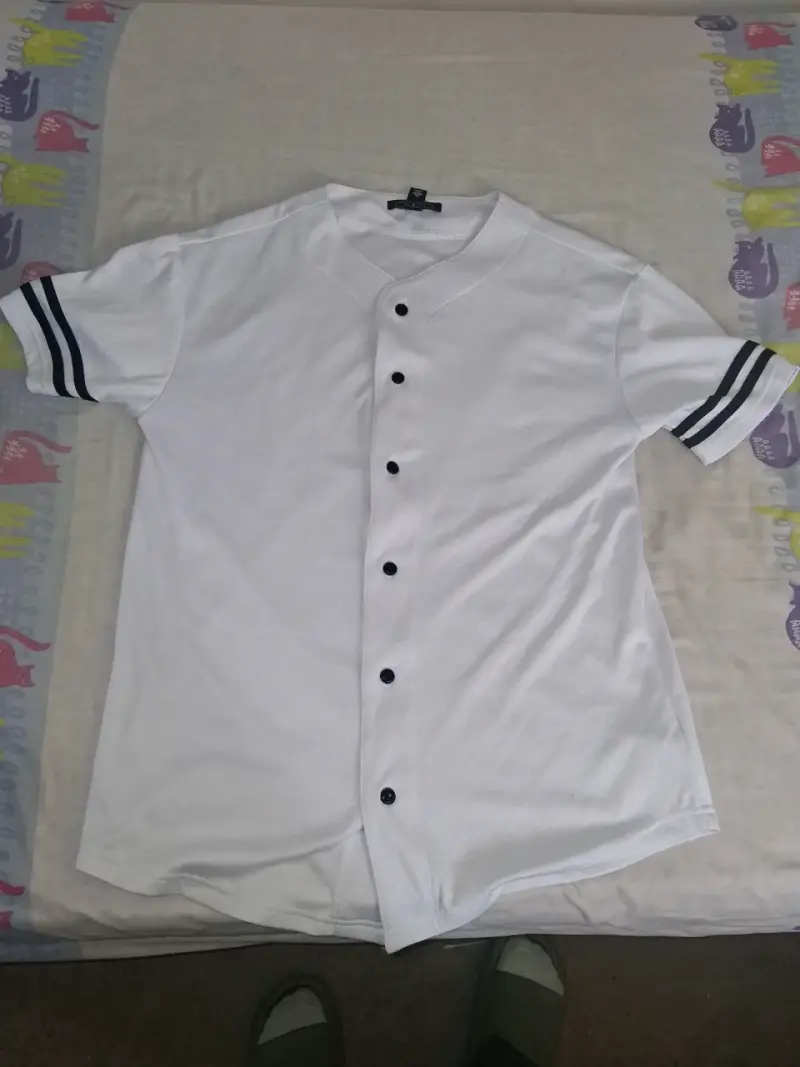 Polera tipo béisbol blanca con botones