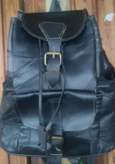 Mochila de cuero negra con hebilla - miniatura 1