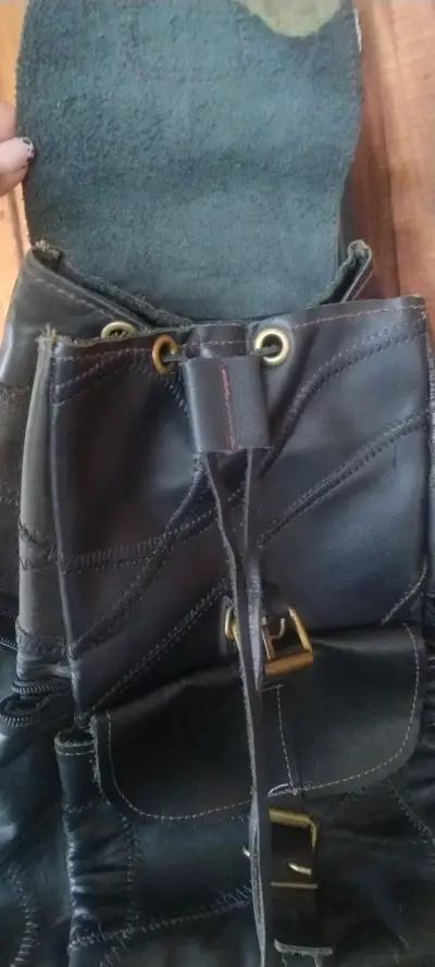 Mochila de cuero negra con hebilla - miniatura 2