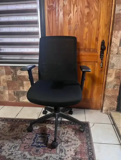 Silla de oficina ergonómica negra con ruedas - miniatura 1