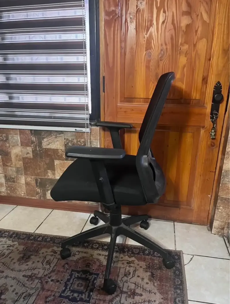Silla de oficina ergonómica negra con ruedas - 2