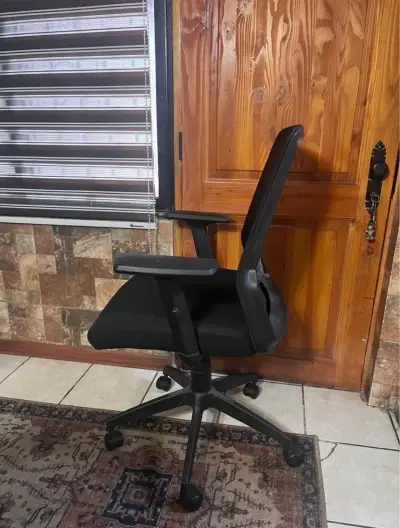 Silla de oficina ergonómica negra con ruedas - miniatura 2