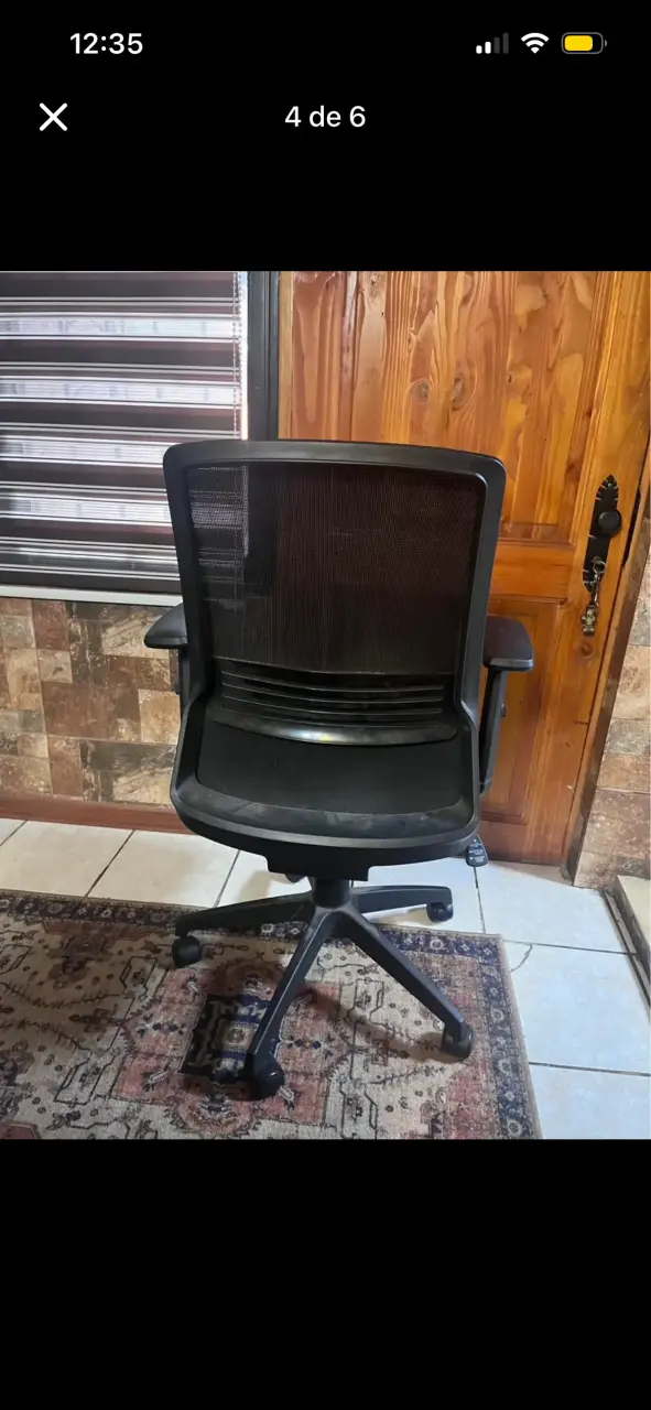 Silla de oficina ergonómica negra con ruedas - 3