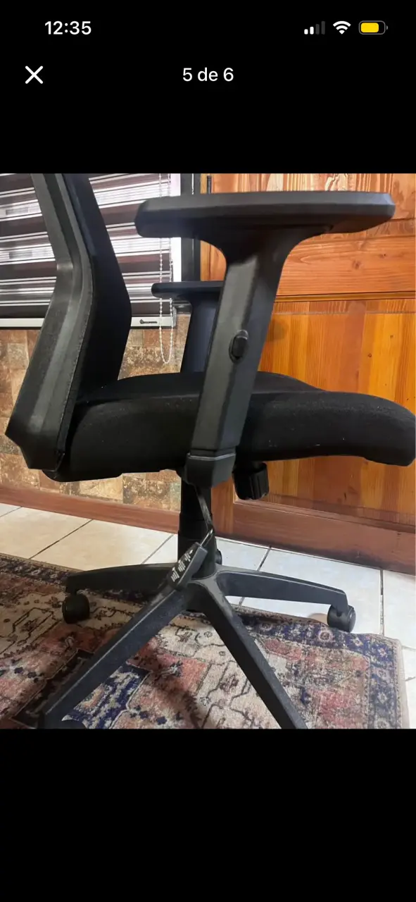 Silla de oficina ergonómica negra con ruedas - 4