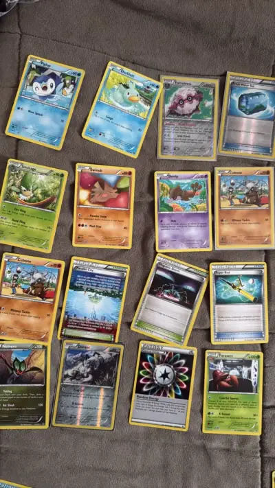 Primer lote de cartas pokemon variadas - miniatura 1