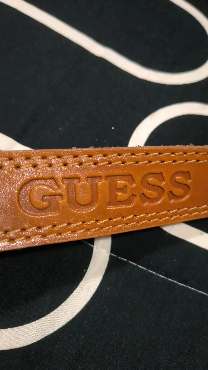 Cinturón de cuero marrón Guess