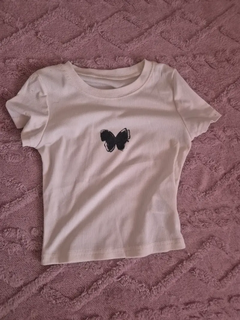Polera beige con diseño de mariposa xs-s