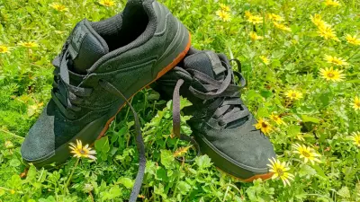Zapatillas negras DC para skate en buen estado - miniatura 2