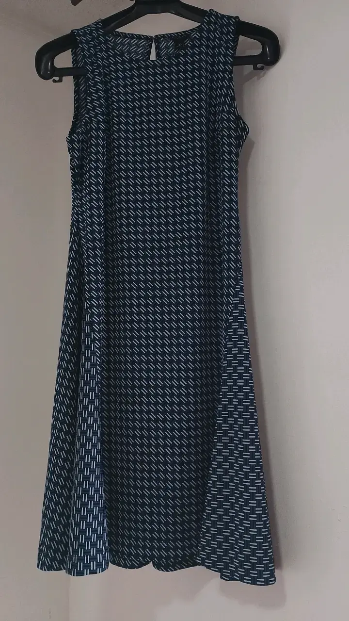 Vestido sin mangas estampado azul y blanco
