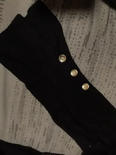 Suéter negro con botones dorados Zara Knit - miniatura 2