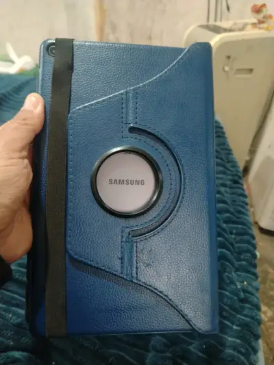 Tablet Samsung Galaxy Tab A SM-T510 con funda azul - miniatura 1
