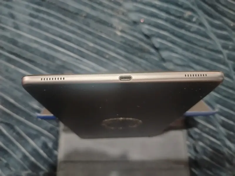 Tablet Samsung Galaxy Tab A SM-T510 con funda azul - 6