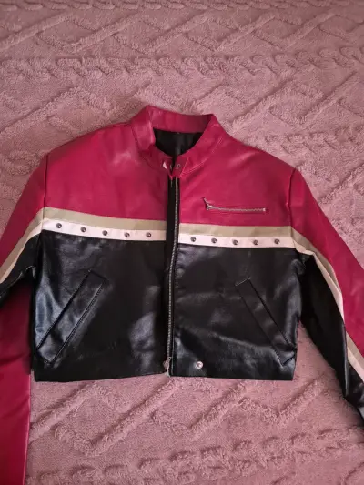 Chaqueta corta de cuero rojo y negro para mujer - miniatura 4