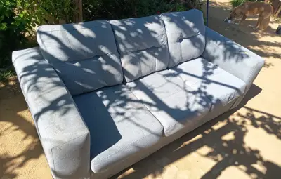 Sofá gris de tres plazas en buen estado - miniatura 1