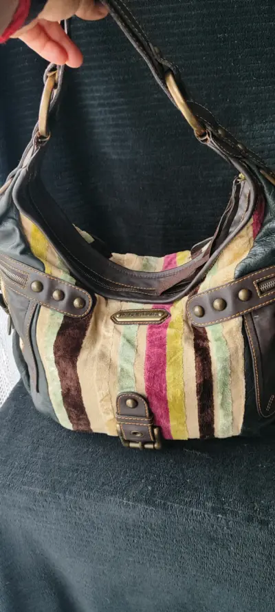 Cartera Hobo Isabella Fiore terciopelo y cuero. - miniatura 1