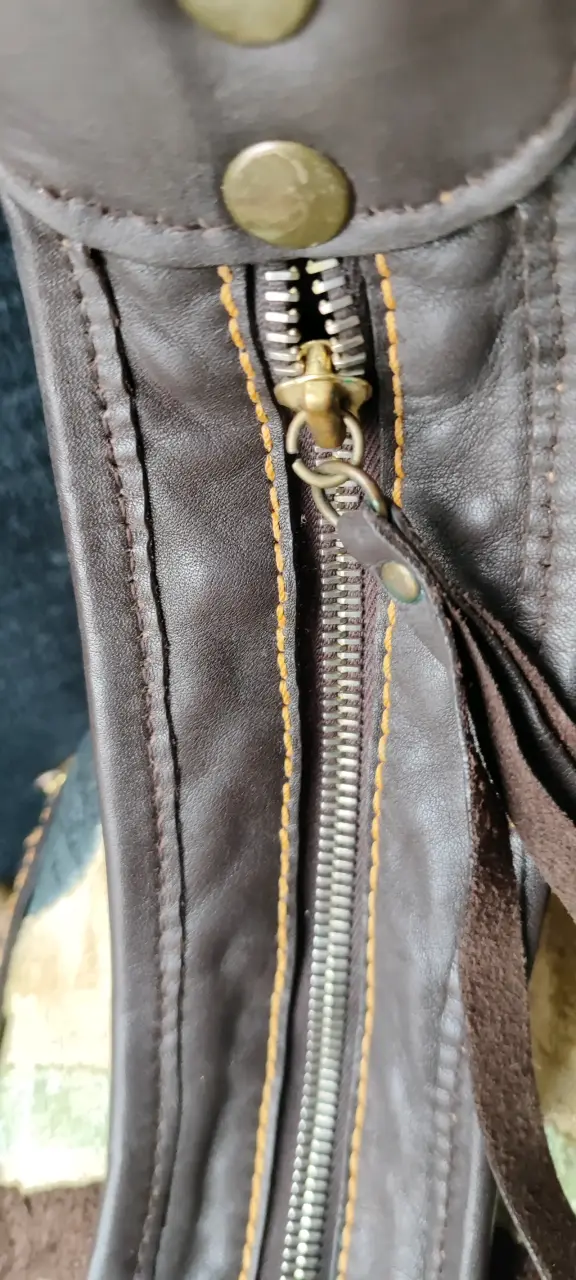 Cartera Hobo Isabella Fiore terciopelo y cuero. - 4