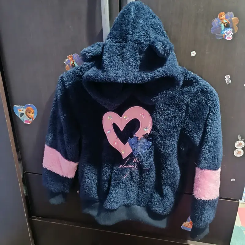 Polerón de felpa azul con capucha y diseño de cor