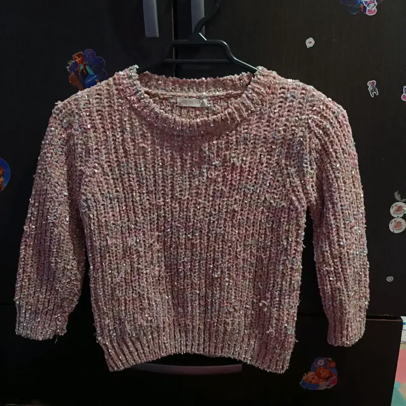 Suéter de niña con detalles brillantes