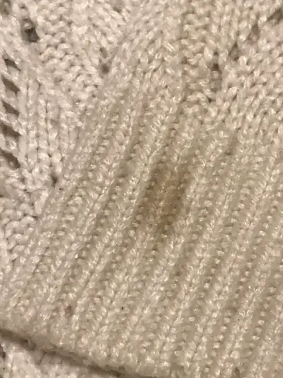 Suéter de punto beige para mujer - miniatura 3