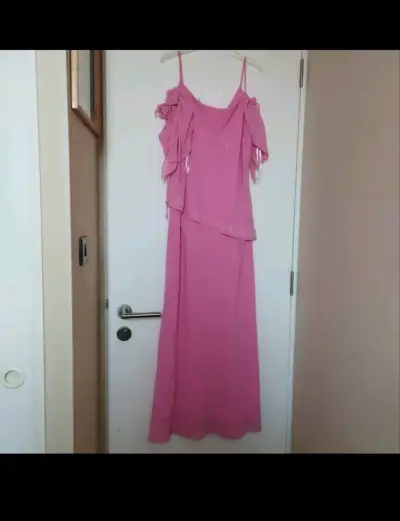 Vestido largo rosa con detalles florales - miniatura 1